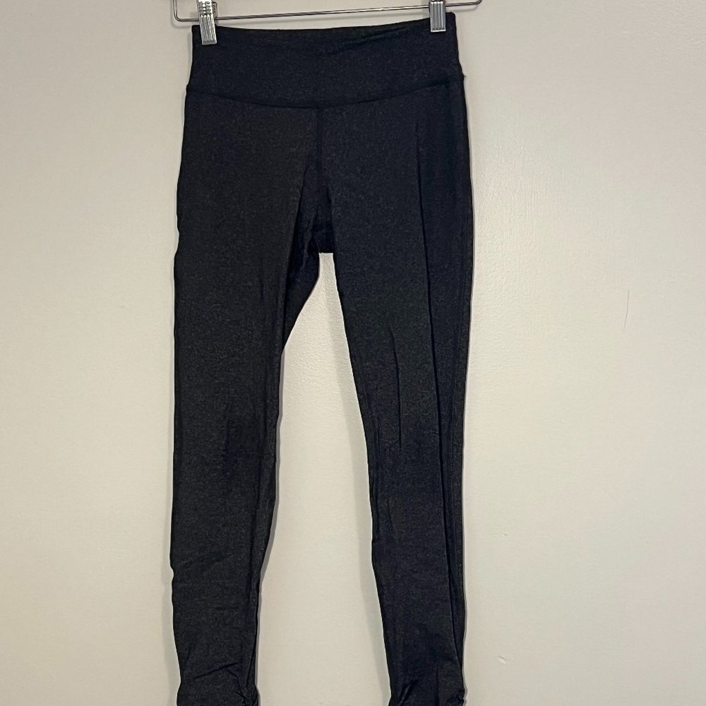 Beyond Yoga Mid-Waist Ankle Gather Legging, XS Gray